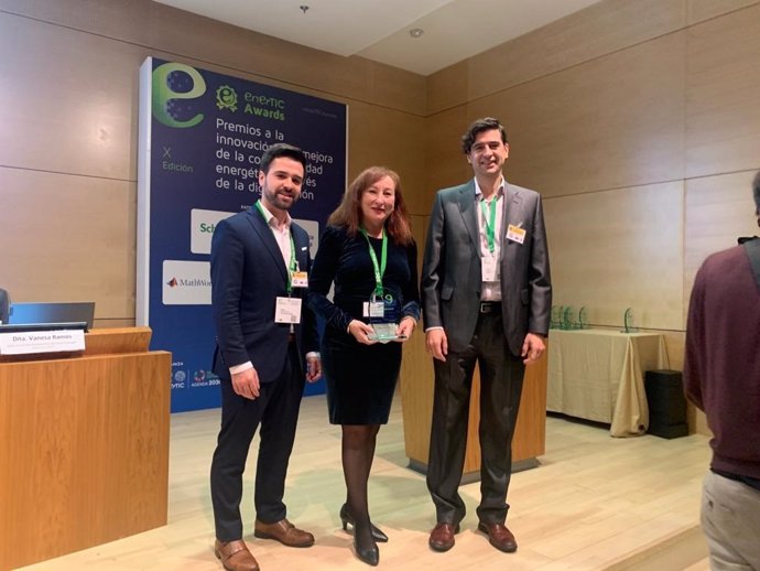 La diputada provincial de Innovación, Municipios Inteligentes y Transformación Digital, Isabel Gallardo, recogiendo el premio al Sistema de Inteligencia Turística de la Diputación de Cádiz en los enerTIC Awards 2022