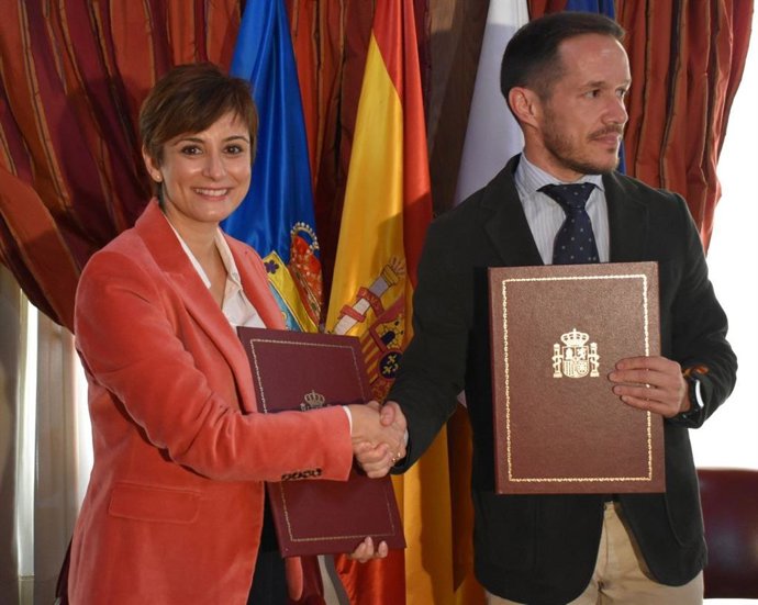 La ministra de Política Territorial, Isabel Rodríguez, y el presidente del Cabildo de La Palma, Mariano Hernández, en la firma de un convenio para reponer infraestructuras dañadas por el volcán