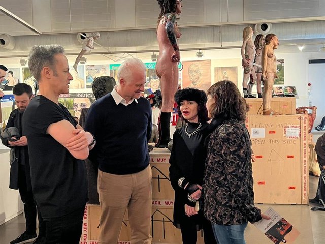 'Autosuficiencia' Ofrece Un Paseo Por El Cerebro Del Artista Enrique Marty, Con La Icónica Artista Ana Curra Como Musa