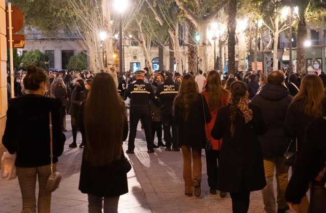 Archivo - Policías locales en tareas de vigilancia en el centro de Sevilla.