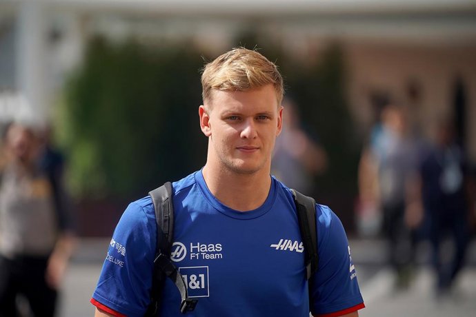 FILED - 19 November 2022, United Arab Emirates, Abu Dhabi: German F1 driver Mick Schumacher of Team Haas arrives ahead of the 3rd practice session of the Grand Prix of Abu Dhabi Formula One race. Photo: Hasan Bratic/dpa