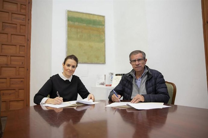 La vicepresidenta del Patronato Provincial y delegada de Turismo en la institución provincial, Inmaculada Silas, y el presidente del GDR Sierra Morena Cordobesa, Manuel Leyva, en la firma del convenio.