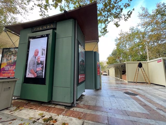 Kiosco de la Plaza Nueva con una campaña promocional del Ayuntamiento, protagonizada en primer término por el alcalde.