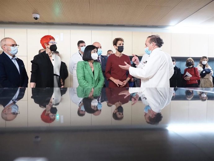 Visita al nuevo acelerador lineal en el HUN.