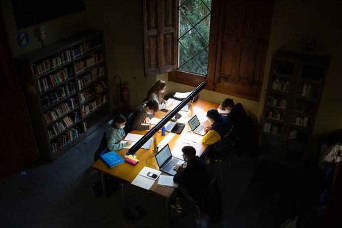 Archivo - Varias personas en la sala de estudios de la Facultad de Filología y Comunicación Universidad de Barcelona, el edificio central de la UB, el primer día de clase presencial tras la Navidad, en la plaza Universitat, a 10 de enero de 2022