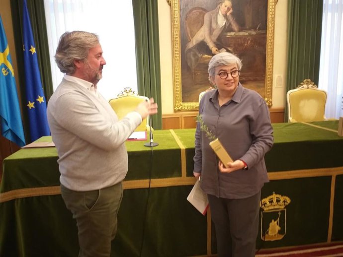 La alcaldesa de Gijón, Ana González, David Roza, en representación de Bosquia Nature, antes de la firma del convenio en el Ayuntamiento gijonés