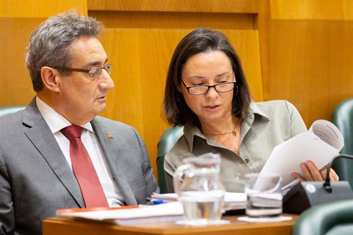 Archivo - Los concejales de VOX en el Ayuntamiento de Zaragoza, Julio Calvo y Carmen Rouco, en una imagen de archivo
