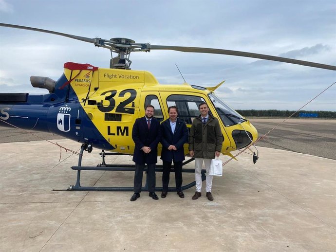 Agustín López (izda.), en la visita a Pegasus Aerogroup.