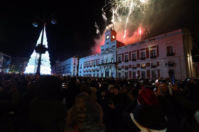 Archivo - Fuegos artificiales celebran la llegada del año 2022 en las Campanadas de Nochevieja, en la Puerta del Sol, a 31 de diciembre de 2021, en Madrid, (España). El Ayuntamiento de Madrid ha reducido a 7.000 personas el aforo en la Puerta del Sol pa