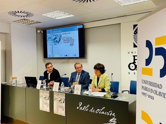 El secretario de Estado de Memoria Democrática, Fernando Martínez, la presidenta de la Fundación Pedro Zerolo, Luisa Estévez, y el director de Olavide Sevilla-Centro, Gumersindo Caballero, en la imagen.