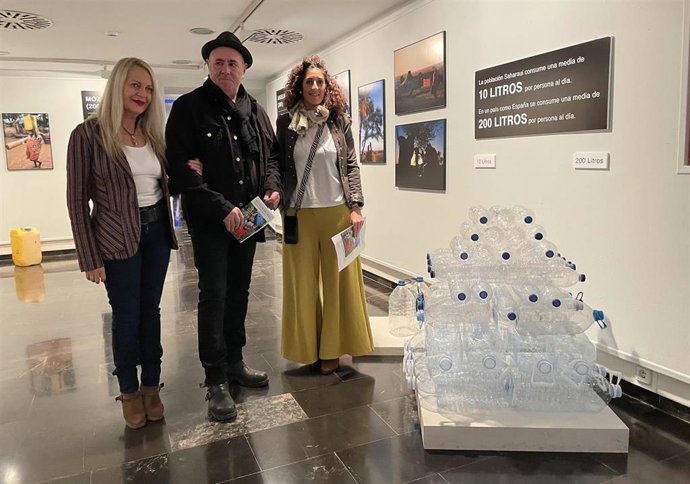 La diputada delegada de Cultura de la Diputación de Zaragoza, Ros Cihuelo; el fotoperiodista, Jesús Antoñanza; y la diputada delegada de Desarrollo y Solidaridad Internacional de la DPZ, Elena García Juango.
