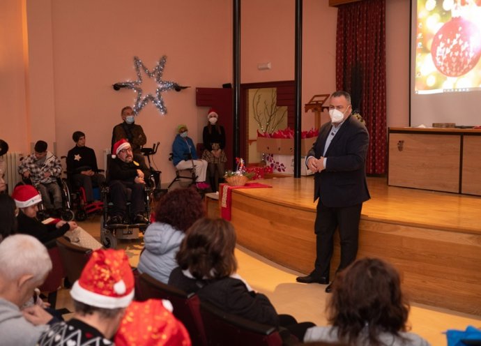 El presidente de la Diputación de León, Eduardo Morán, durante su intervención ante los usuarios y trabajadores del centro asistencial Nuestra Señora del Valle de La Bañeza.