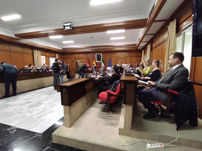 Celebración del Pleno de diciembre con David Dorado en un primer plano (a la derecha).