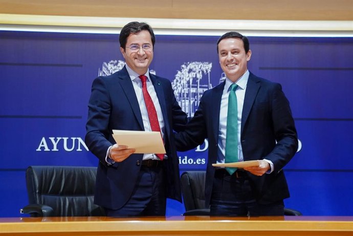 El alcalde de El Ejido, Francisco Góngora, y el presidente de la Diputación de Almería, Javier Aureliano García.