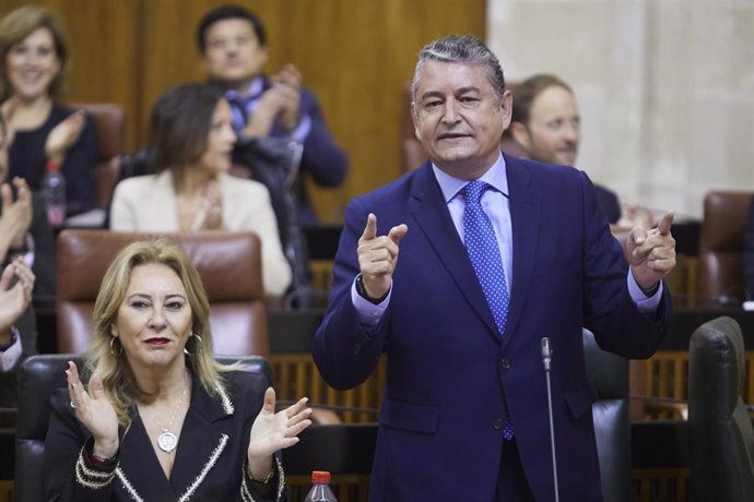 El consejero de Presidencia, Interior y Diálogo Social de la Junta de Andalucía, Antonio Sanz, responde a la pregunta oral formulada por el Grupo Parlamentario Socialista durante la segunda jornada del Pleno del Parlamento andaluz en el Parlamento de An