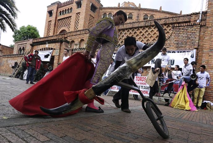 Archivo - Protesta de toreros, novilleros y aficionados al toreo contra la prohibición de las corridas de toros en la plaza de Santa María de Bogotá, Colombia