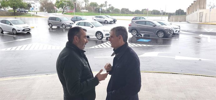 El diputado provincial, Javier Pizarro, y el alcalde de Arcos, Isidoro  Gambin, ante la explanada junto al estadio de Arcos (Cádiz)