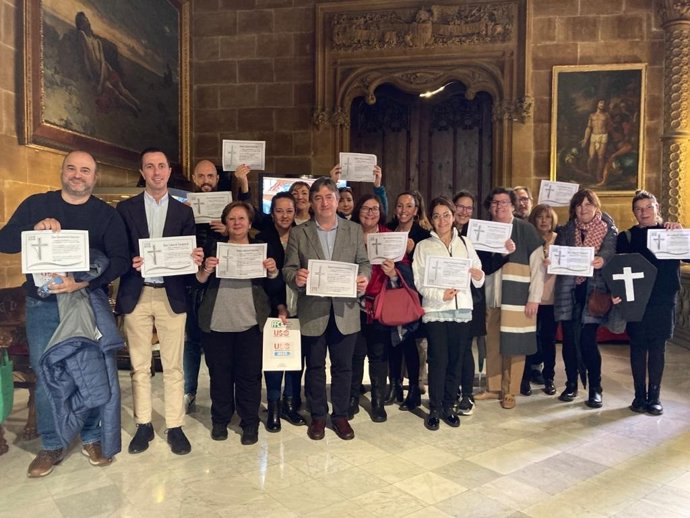 Consellers del PP en el Consell, junto con el portavoz del PP en el Consell, Lloren Galmés, fuera del pleno de la institución insular.