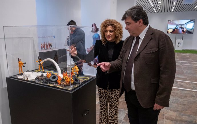 La presidenta de la Diputación, María Eugenia Limón, y el alcalde de Huelva, Gabriel Cruz, visitan la exposición '200 años construyendo provincia'.