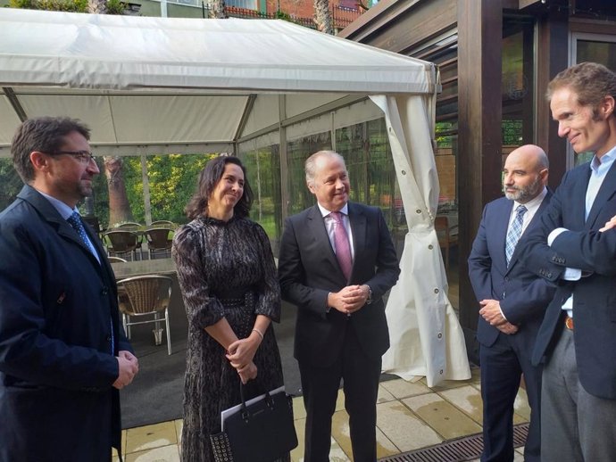 El director general de Capsa, José Armando Tellado (dcha), premio directivo del año de la Asociación para el Progreso de la Dirección (APD), acompañado, entre otros, del consejero de Industria del Principado de Asturias, Enrique Fernández, en Gijón