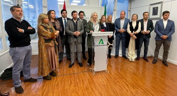 Mercedes Colombo con delegados provinciales de la Junta en Cádiz.