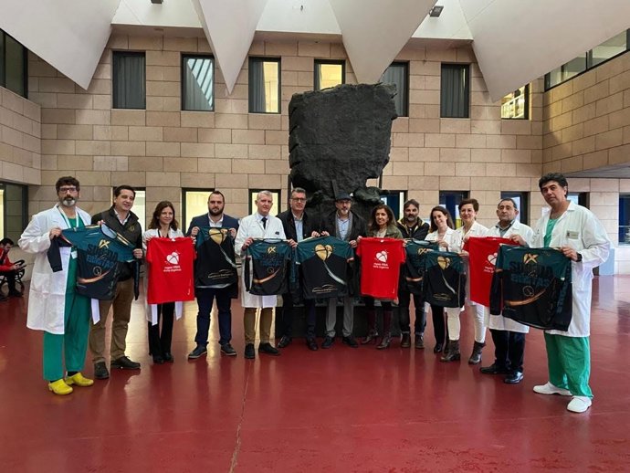Autoridades y organizadores posan con las camisetas de la IX Subida a las Ermitas por la donación de órganos.