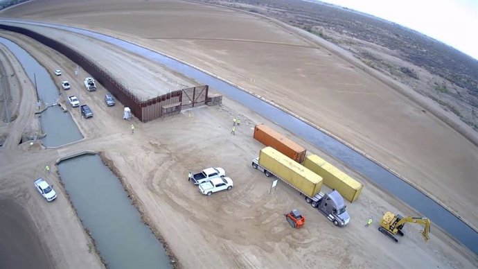 Archivo - Camiones dejan contenedores para bloquear la frontera de Estados Unidos con México en Arizona