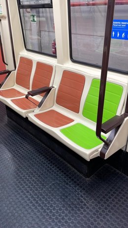 Metro visibiliza con el color verde los asientos reservados para mayores, embarazadas y personas con movilidad reducida