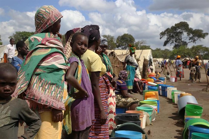 Archivo - Un grupo de personas hace cola para poder coger agua en un centro de desplazados en Cabo Delgado, norte de Mozambique.