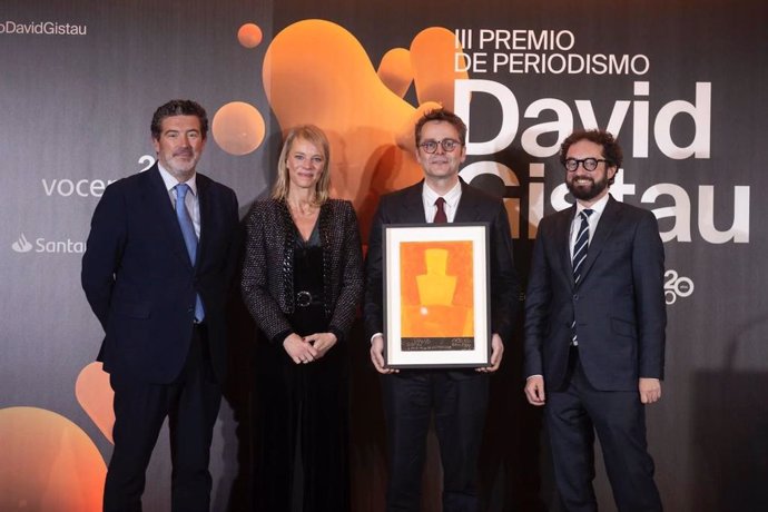 El escritor y diplomático Juan Claudio de Ramón ha recibido el III Premio de Periodismo David Gistau, convocado por Vocento y Unidad Editorial, dotado con 10.000 euros, con el patrocinio de Fundación ACS y Santander.