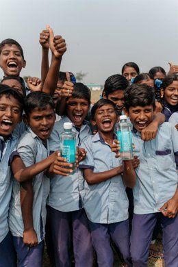 Un grupo de niños de la St. Ignatius High School Sathampatty.
