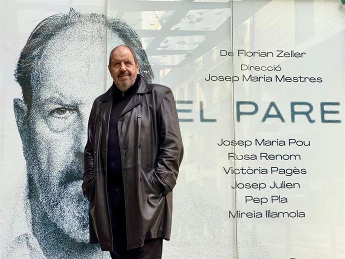 El actor Josep Maria Pou posa frente al cartel de 'El Pare', un montaje del dramaturgo francés Florian Zeller, traducido por Joan Sellent y dirigido por Josep Maria Mestres en el Teatre Romea