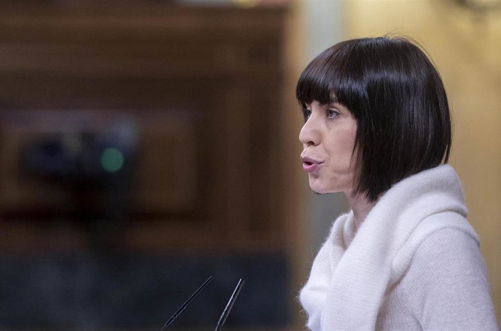 La ministra de Ciencia e Innovación, Diana Morant, interviene durante una sesión plenaria en el Congreso de los Diputados, a 22 de noviembre de 2022, en Madrid (España).