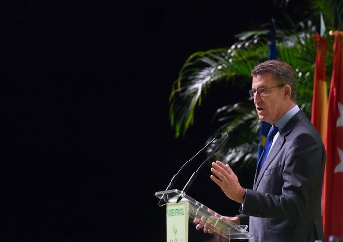 El presidente del Partido Popular, Alberto Núñez Feijóo, participa en el III Congreso Internacional de la Asociación de Familias y Mujeres del Medio Rural (AFAMMER), en el Hotel Auditórium, a 14 de diciembre de 2022, en Madrid (España). 