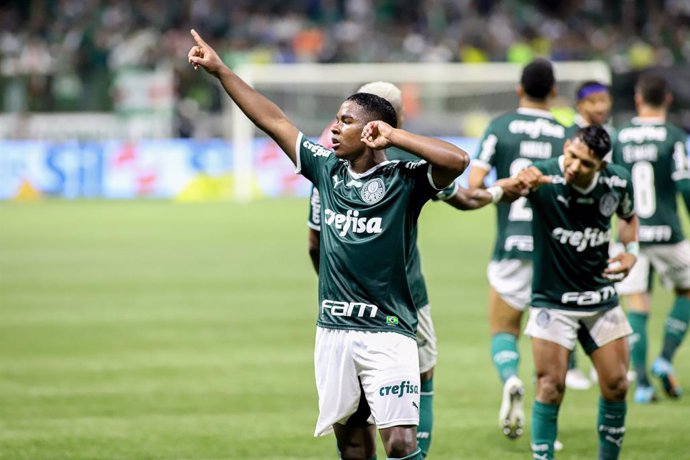 Archivo - 02 November 2022, Brazil, Sao Paulo: Palmeiras player Endrick Felipe (L)celebrates the 4-0 victory after the Brazilian Serie A soccer match between Palmeiras and Fortaleza at Allianz Parque. Palmeiras won the Brazilian soccer championship tit