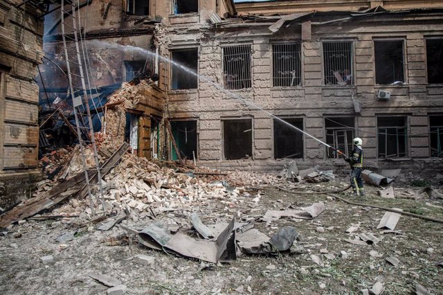 Archivo - Un bombero extingue un incendio causado por bombardeos nocturnos en Slovyansk, Ucrania.