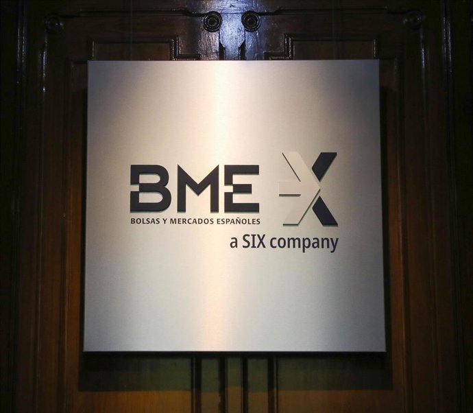 Archivo - Un panel de las Bolsas y Mercados Españoles en el Palacio de la Bolsa en Madrid.