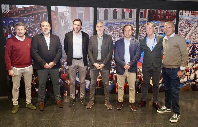 El alcalde de Valladolid, Óscar Puente (tercero por la izquierda), junto a representantes del WPT, de Madison y el tenista Álex Corretja (en el centro), en la presentación del Máster del World Padel Tour en Valladolid
