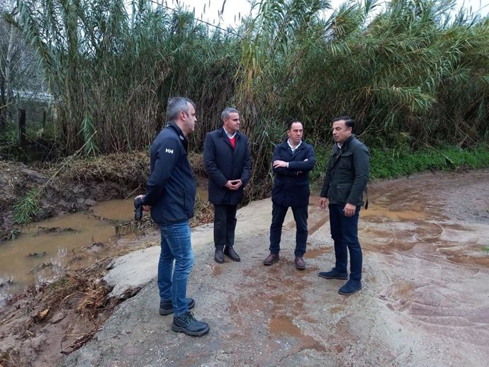 David Gil con el alcalde de Vejer inspeccionando trabajos de actuación en los cauces de arroyos.
