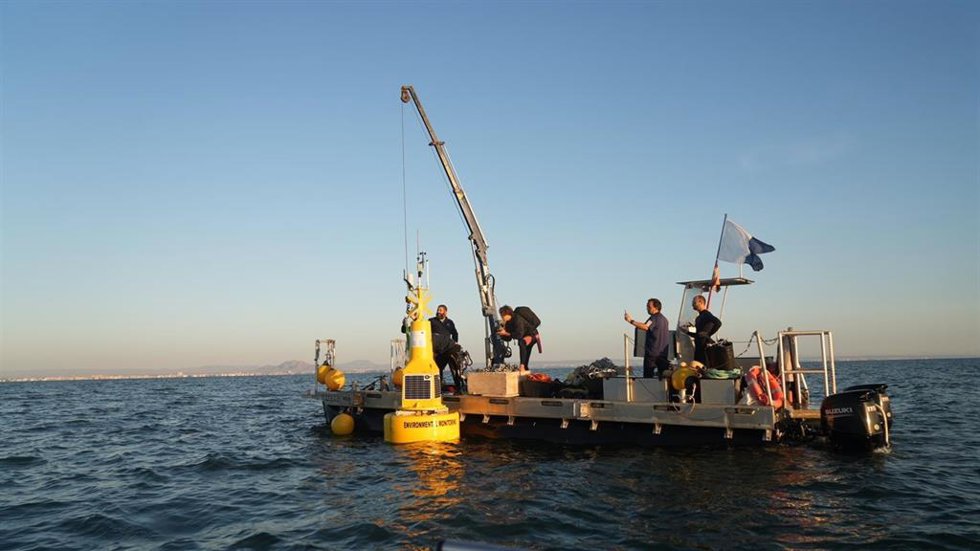 Archivo - Investigadores europeos, liderados por la UCAM, instalan la primera boya inteligente en el Mar Menor