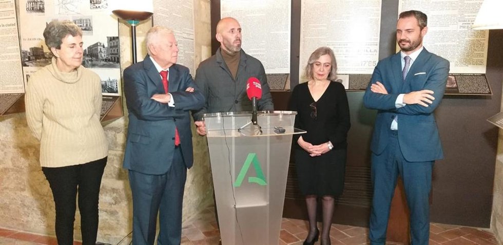 Eduardo Lucena interviene en la inauguración de la exposición 'Los años 20 en Córdoba una mirada a través de la prensa'.