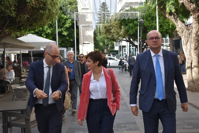 La ministra de Política Territorial, Isabel Rodríguez, pasea junto al Comisionado para la Reconstrucción, Héctor Izquierdo, y el delegado del Gobierno, Anselmo Pestana