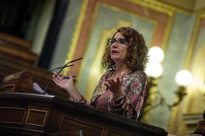 La ministra de Hacienda, María Jesús Montero, interviene en una sesión plenaria, en el Congreso de los Diputados, a 15 de diciembre de 2022, en Madrid (España). El Pleno del Congreso debate seis enmiendas de totalidad presentadas por Vox contra los proy