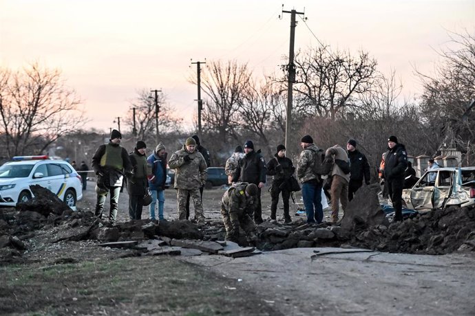Miembros de las fuerzas ucranianas investigan un ataque ruso en Novosofiivka
