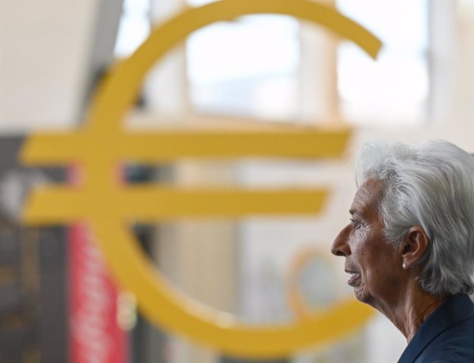 Archivo - 19 October 2022, Hesse, Frankfurt_Main: Christine Lagarde, President of the European Central Bank (ECB), passes a euro sign as she walks through the ECB's entrance hall. Photo: Arne Dedert/dpa