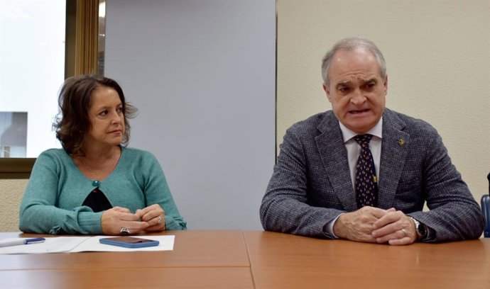 La consejera de Salud y Consumo de la Junta de Andalucía, Catalina García, y el presidente del Consejo Andaluz de Colegios Oficiales de Farmacéuticos (Cacof), Antonio Mingorance