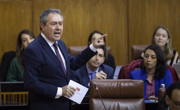 El secretario general del PSOE de Andalucía y Portavoz del Grupo Parlamentario Socialista, Juan Espadas, en su intervención en la sesión de control al Gobierno con preguntas al presidente de la Junta, durante la segunda jornada del Pleno del Parlamento 