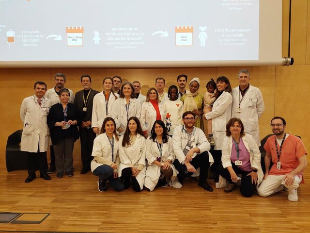 L'equip de l'hospital i la família de la pacient