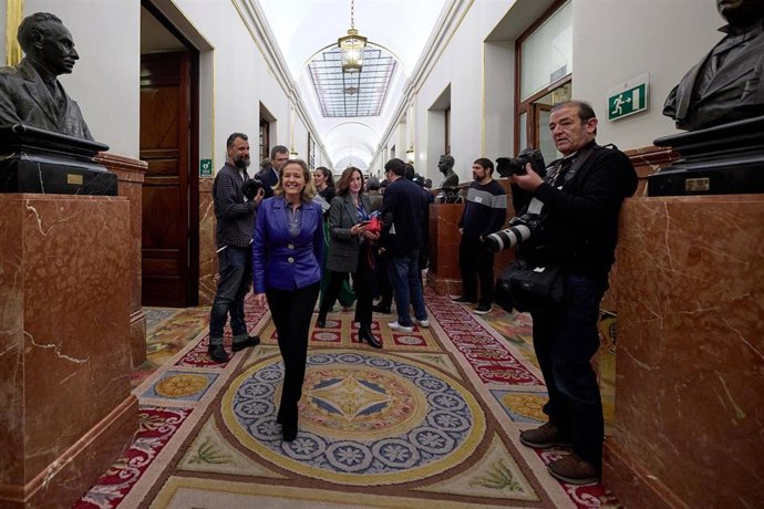 La vicepresidenta primera y ministra de Asuntos Económicos y Transformación Digital, Nadia Calviño, a su llegada a una sesión plenaria, en el Congreso de los Diputados, a 15 de diciembre de 2022, en Madrid (España).
