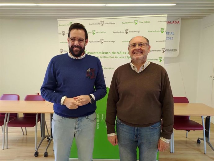 El concejal del Área de Servicios Sociales del Ayuntamiento de Vélez-Málaga y el representante de Cruz Roja en esa localidad han detallado las ayudas que se han promovido desde el Ayuntamiento para ayudar a afectados por el conflicto de Ucrania.